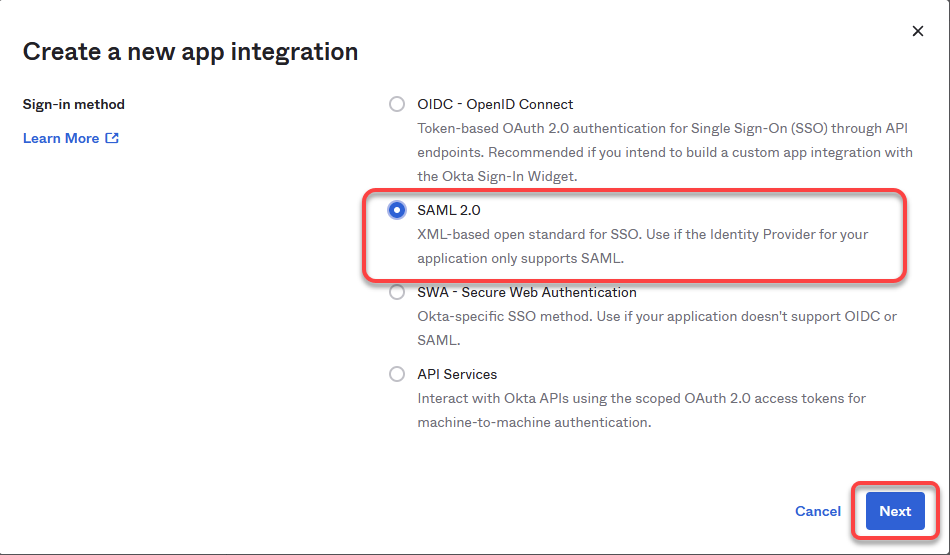 Seite Create new app integration, die Option SAML 2.0 ist ausgewählt und rot eingerahmt. Unten rechts ist der Button Next ebenfalls rot eingerahmt
